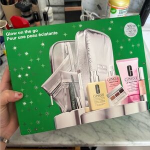 New Clinique Glow On The Go Makeup Kit